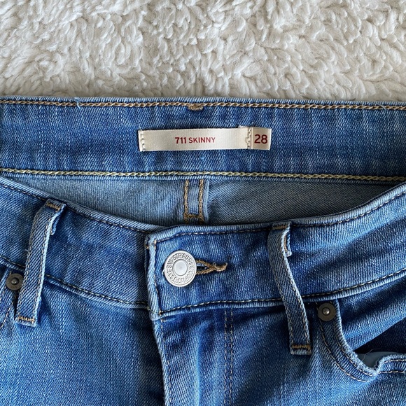 Women’s Levi’s jeans - Picture 6 of 7